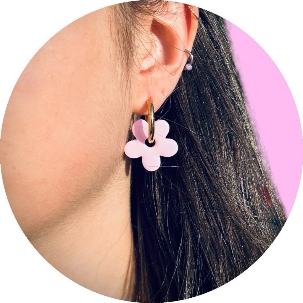 Boutique de créations uniques Cardonille - Boucles d’oreilles faites main avec des designs colorés et originaux.